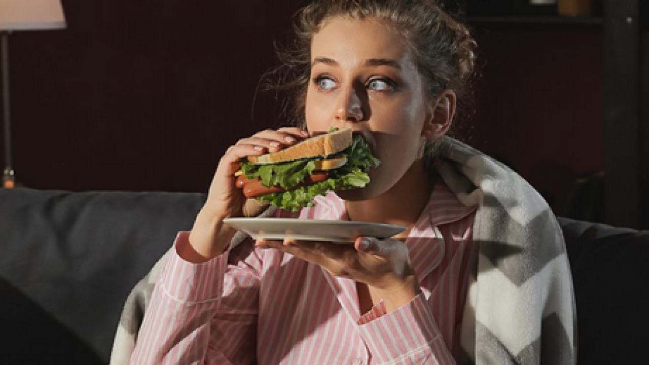 Foto - Gece yemek yemeden duramam mı diyorsanız! Gece yemek yemenin üç büyük zararı işte burada…