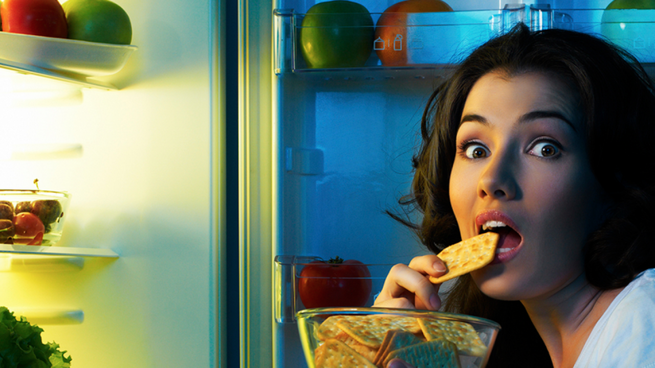 Foto - Gece yemek yemeden duramam mı diyorsanız! Gece yemek yemenin üç büyük zararı işte burada…