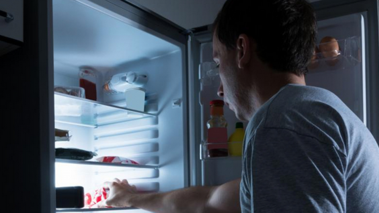 Foto - Gece yemek yemeden duramam mı diyorsanız! Gece yemek yemenin üç büyük zararı işte burada…