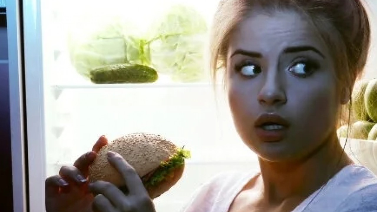 Foto - Gece yemek yemeden duramam mı diyorsanız! Gece yemek yemenin üç büyük zararı işte burada…