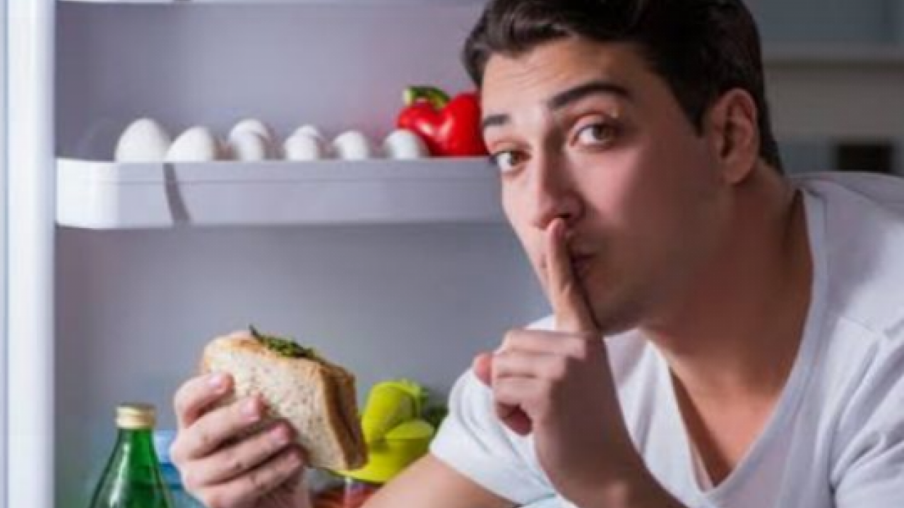 Foto - Gece yemek yemeden duramam mı diyorsanız! Gece yemek yemenin üç büyük zararı işte burada…