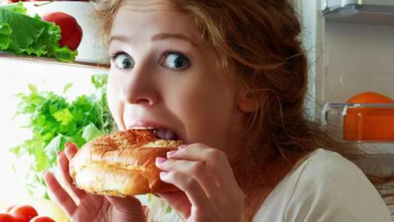 Foto - Gece yemek yemeden duramam mı diyorsanız! Gece yemek yemenin üç büyük zararı işte burada…