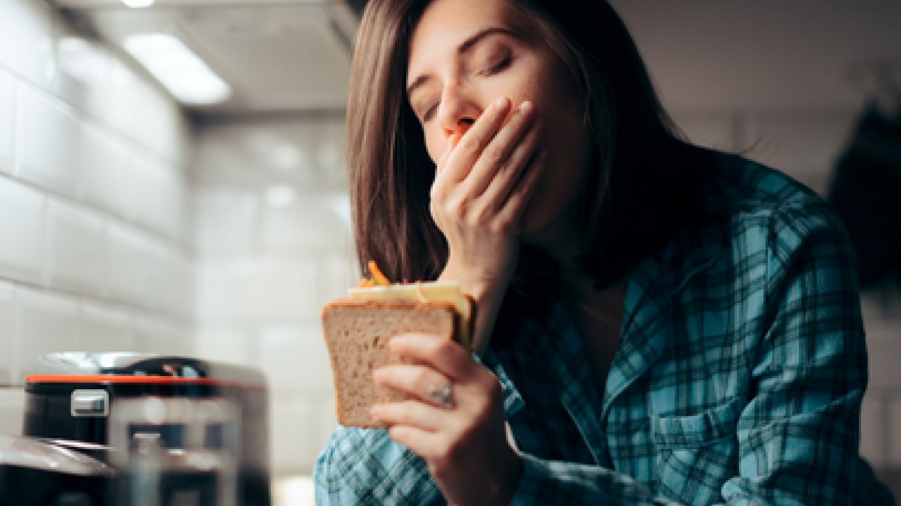 Gece yemek yemeden duramam mı diyorsanız! Gece yemek yemenin üç büyük zararı işte burada…