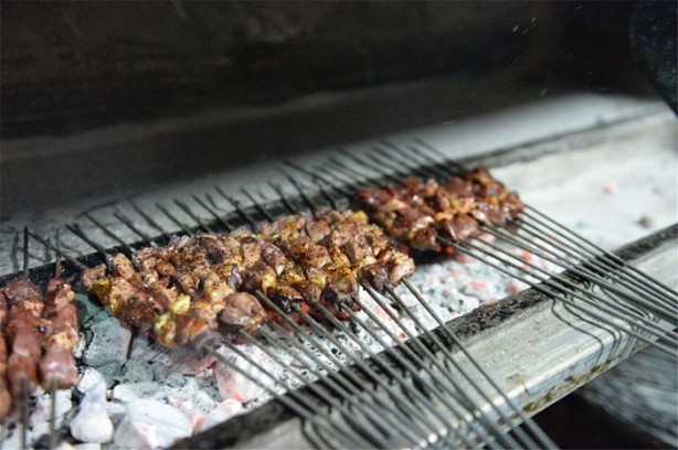 Gecede 3 ton ciğer tüketiyorlar