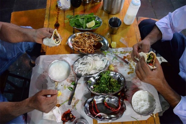 Foto - Gecede 3 ton ciğer tüketiyorlar