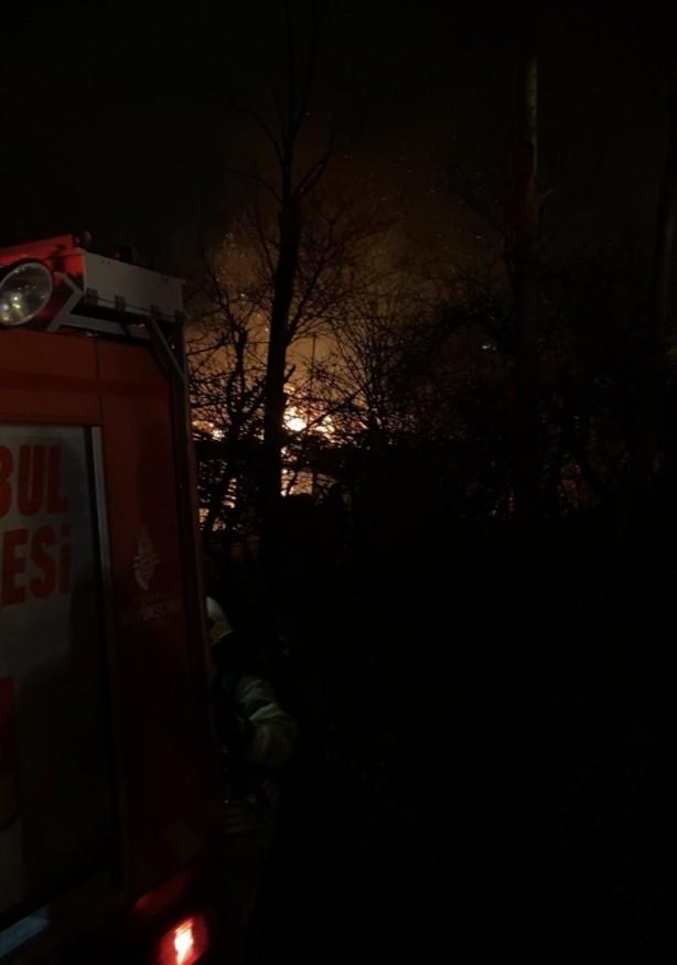 Foto - Gecekondu alevlere teslim oldu! Mahalleli panikle sokaklara döküldü