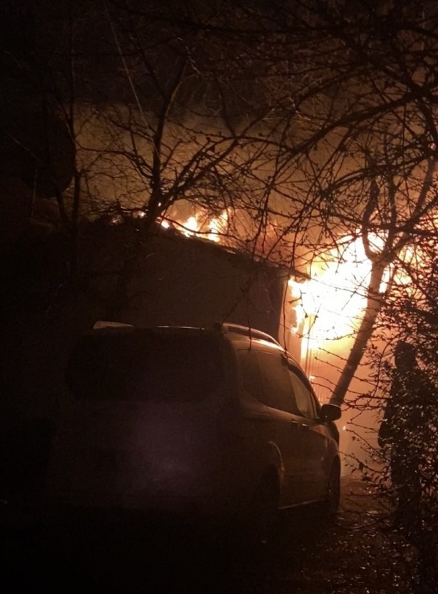 Gecekondu alevlere teslim oldu! Mahalleli panikle sokaklara döküldü