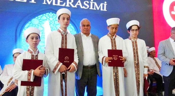 Foto - Geçen yıl yurt genelinde 13 bin 500 kişi hafızlık belgesini aldı: Mersin’de 80 hafız için icazet merasimi yapıldı