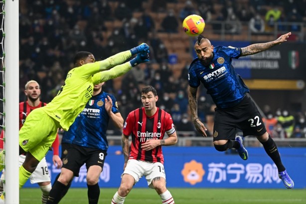 Gecenin derbisinde gülen taraf Milan oldu