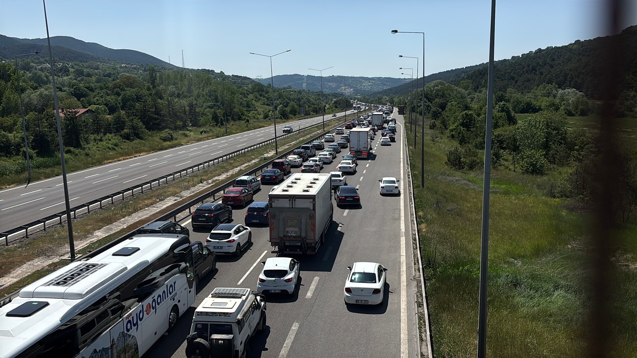 Foto - Geceyi otoyolda geçirebilirler: Bayram trafiği o bölgede durma noktasına geldi!