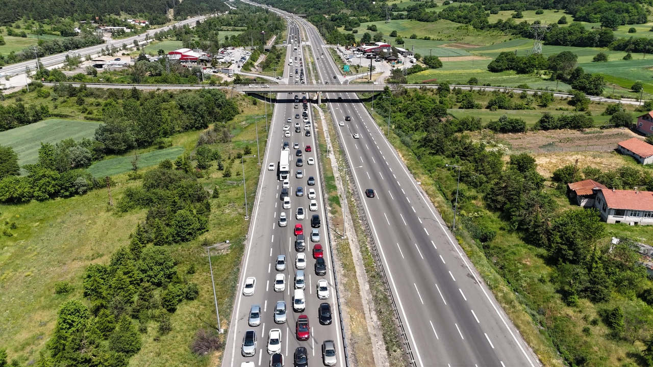 Foto - Geceyi otoyolda geçirebilirler: Bayram trafiği o bölgede durma noktasına geldi!