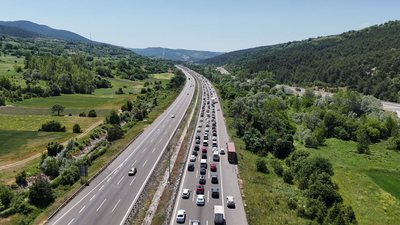 Foto - Geceyi otoyolda geçirebilirler: Bayram trafiği o bölgede durma noktasına geldi!
