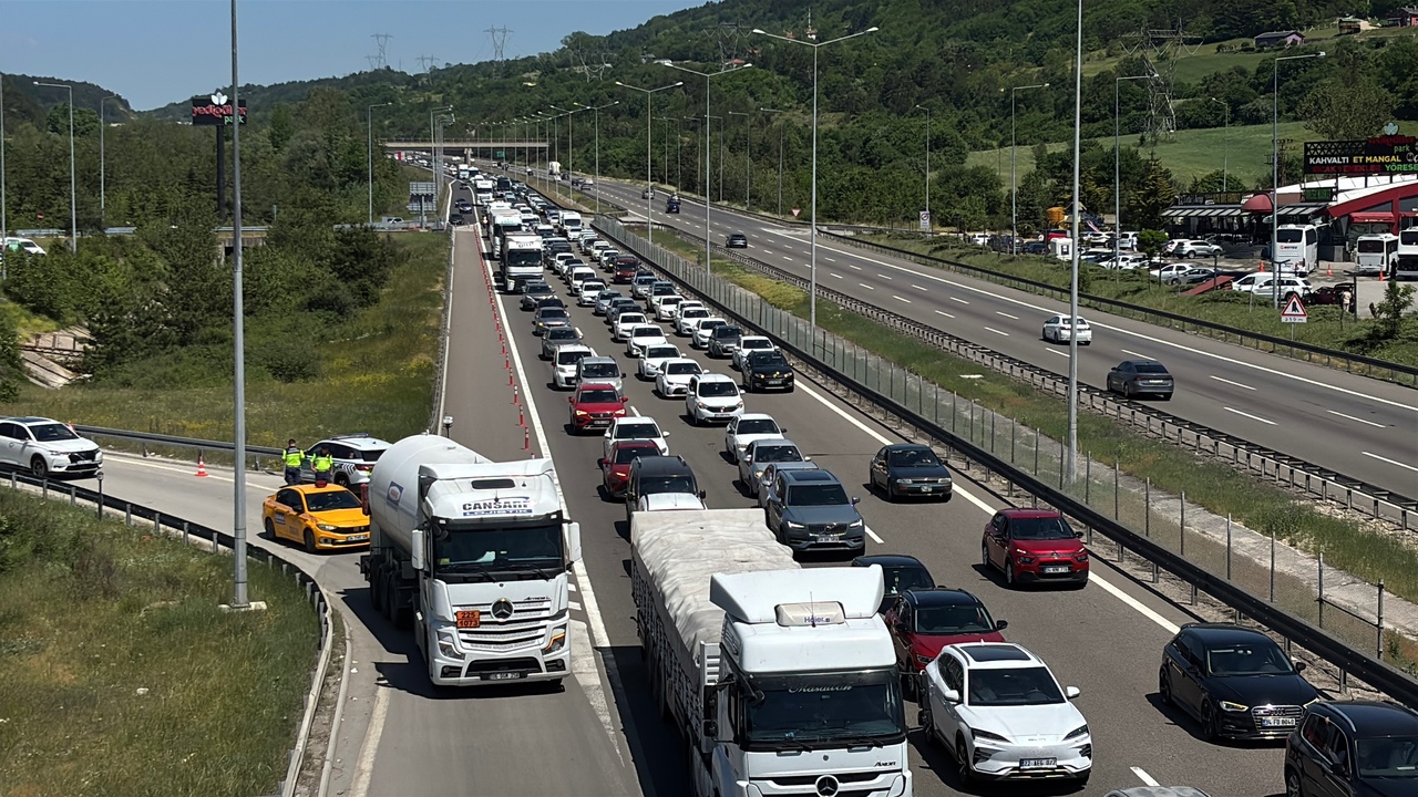 Foto - Geceyi otoyolda geçirebilirler: Bayram trafiği o bölgede durma noktasına geldi!