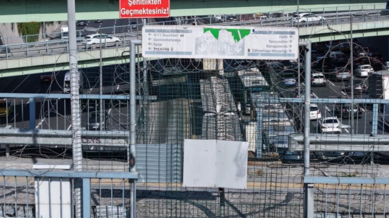 Foto - Geçici dediler ama kalıcı oldu: Edirnekapı Metrobüs durağında İBB çilesi
