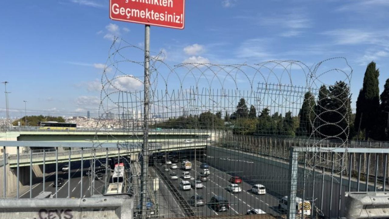 Foto - Geçici dediler ama kalıcı oldu: Edirnekapı Metrobüs durağında İBB çilesi