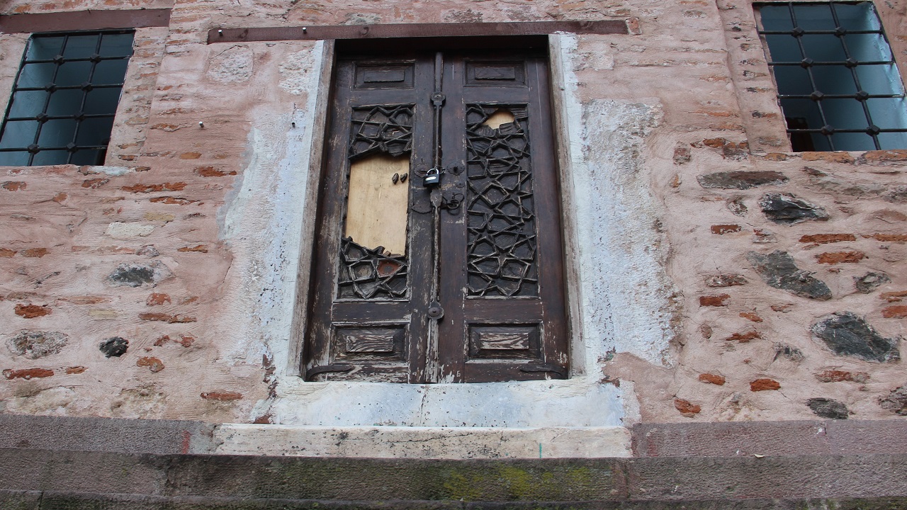 Foto - Geçici olarak demir kapı takılacak! Tarihi mirasa büyük saygısızlık