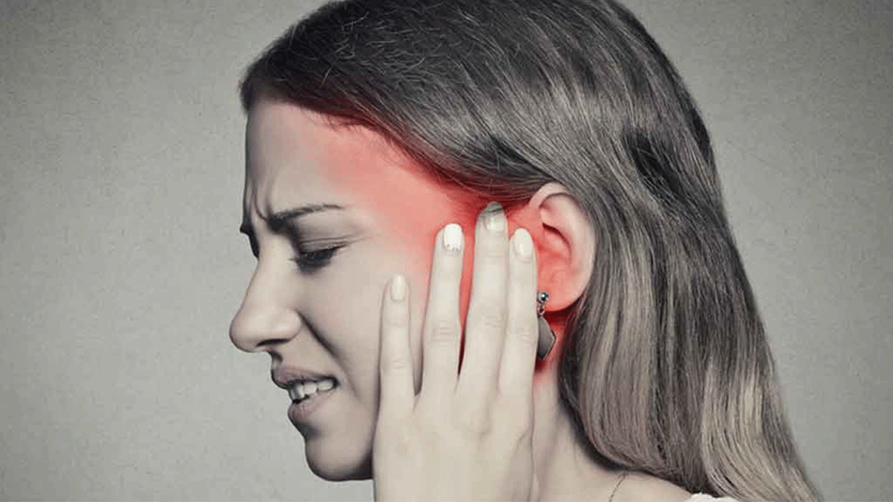 Foto - Geçmeyen kulak ağrısına dikkat! Bu hastalıkların işareti olabilir!