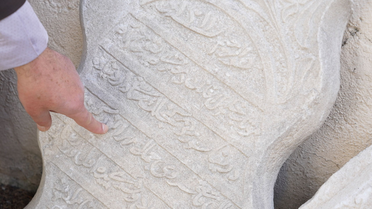 Geçmiş halen nefes alıyor! Yüzyıllık mezar taşlarında saklı dram