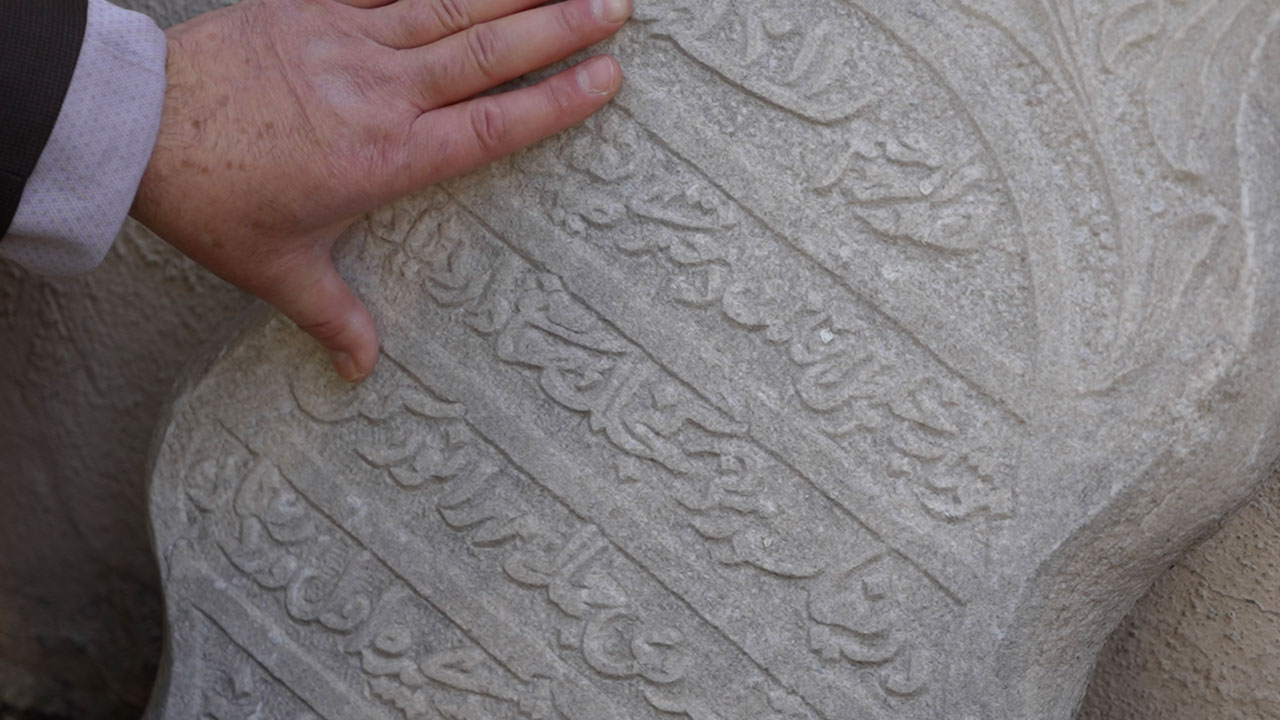 Foto - Geçmiş halen nefes alıyor! Yüzyıllık mezar taşlarında saklı dram