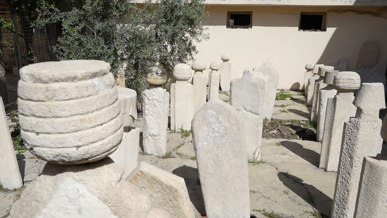 Foto - Geçmiş halen nefes alıyor! Yüzyıllık mezar taşlarında saklı dram