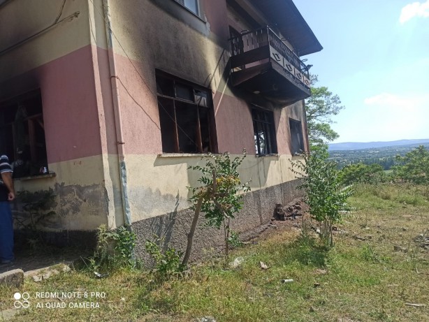 Foto - Gediz’de yangında bina kullanılamaz hale geldi