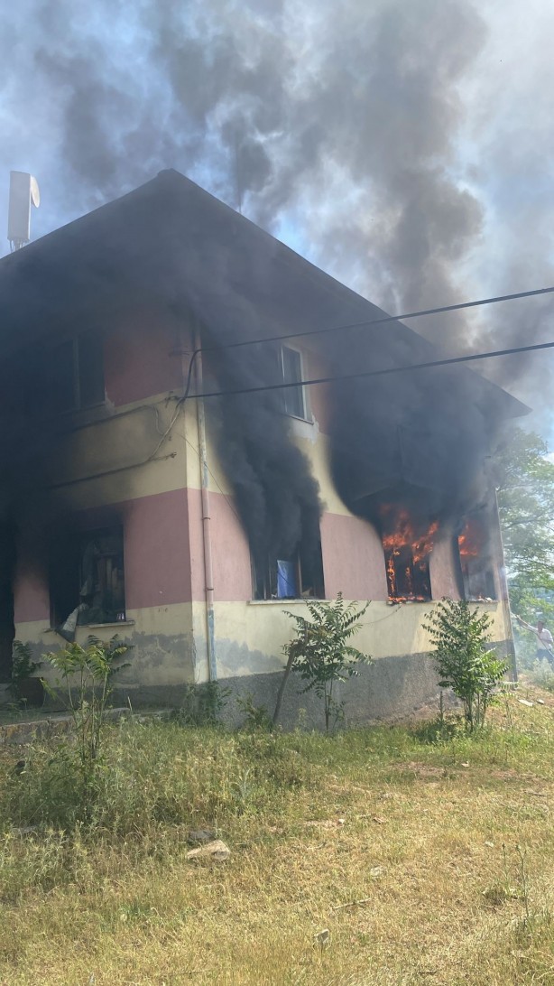Foto - Gediz’de yangında bina kullanılamaz hale geldi