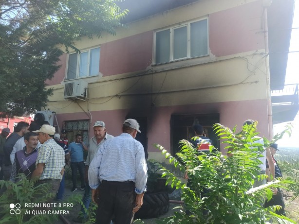 Gediz’de yangında bina kullanılamaz hale geldi