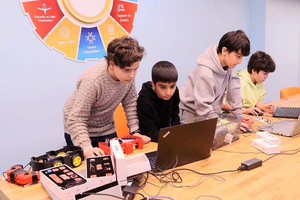 Foto - Gelecek pırıl pırıl yetişiyor! Çocuklar yerli imkanla otonom araç üretti