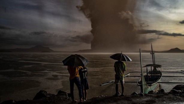 Foto - Taal Yanardağı'ndan gelen görüntü şoke etti! Filipinler'de alarm verildi, binlerce kişi kaçıyor