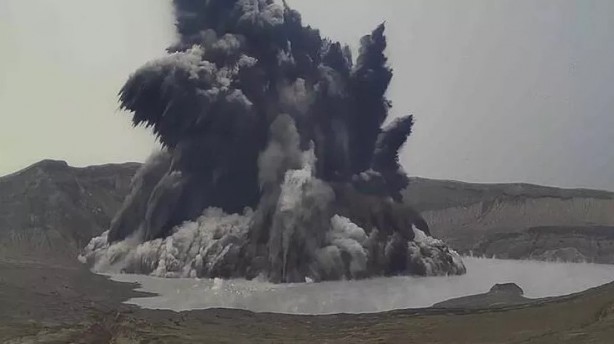 Taal Yanardağı'ndan gelen görüntü şoke etti! Filipinler'de alarm verildi, binlerce kişi kaçıyor