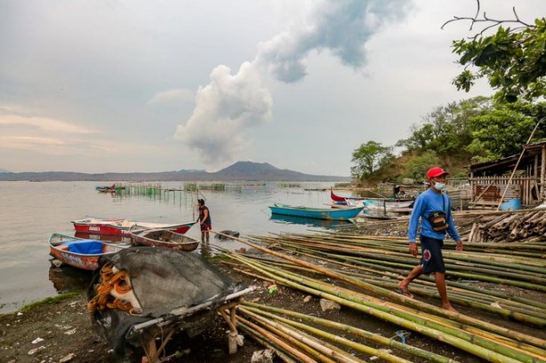 Foto - Taal Yanardağı'ndan gelen görüntü şoke etti! Filipinler'de alarm verildi, binlerce kişi kaçıyor