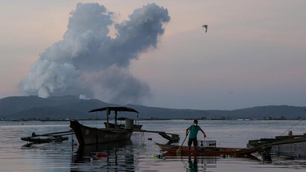 Foto - Taal Yanardağı'ndan gelen görüntü şoke etti! Filipinler'de alarm verildi, binlerce kişi kaçıyor