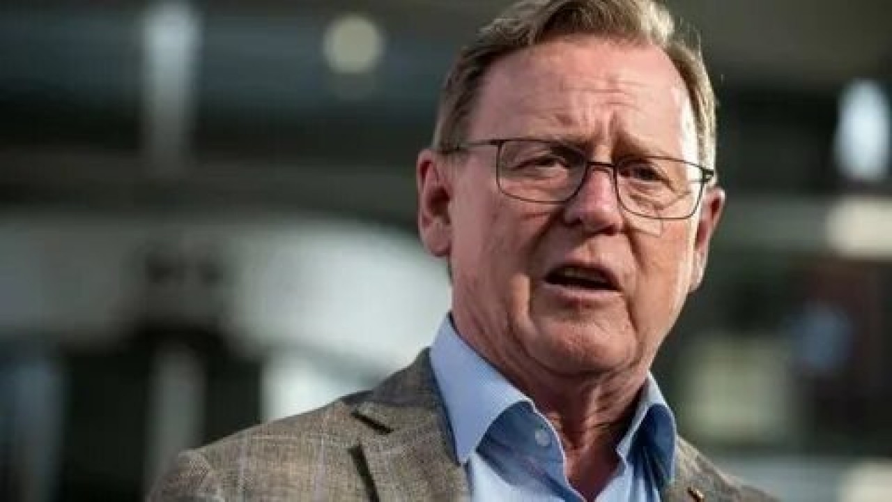 Foto - Gelen teklifle neye uğradıklarını şaşırdılar! Almanya’da şimdi de bayrak krizi