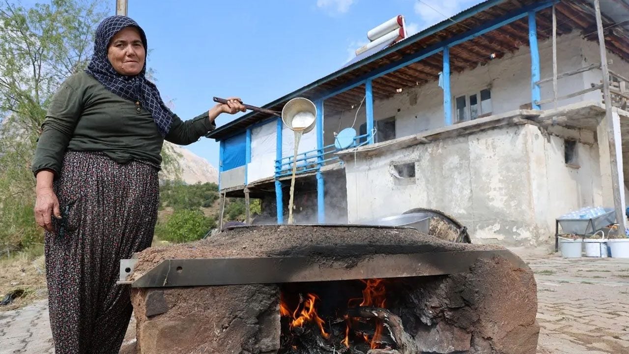 Geleneksel yollarla mahalleye dev kazanlar kurup 4 saat kaynatıyorlar yiyorsunuz: Kilosu 800 TL'den satılıyor