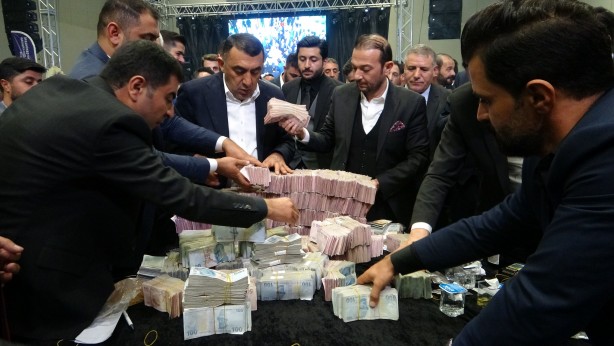 Gelin ayağa kalkmakta zorlandı! Benzerine az rastlanır düğün: Van Van olalı böyle düğün görmedi