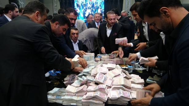 Foto - Gelin ayağa kalkmakta zorlandı! Benzerine az rastlanır düğün: Van Van olalı böyle düğün görmedi