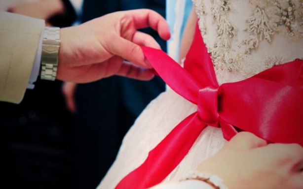 Foto - Geline baba evinden çıkarken neden kırmızı kuşak bağlanır?