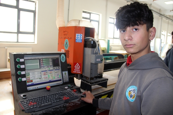 Foto - Geliri dudak uçuklattı... Okul değil sanki fabrika