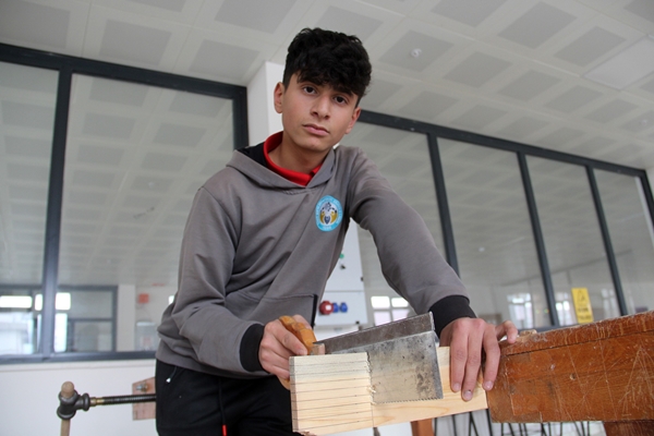 Foto - Geliri dudak uçuklattı... Okul değil sanki fabrika