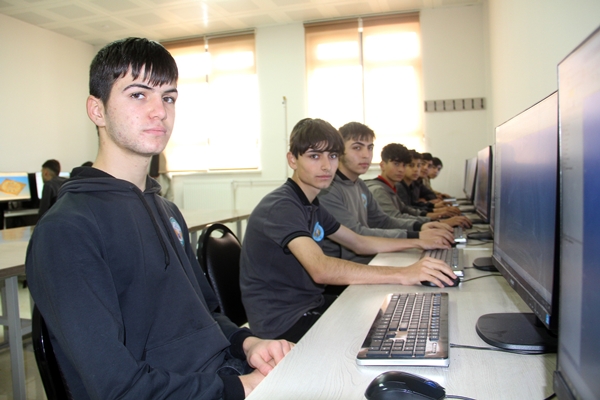 Foto - Geliri dudak uçuklattı... Okul değil sanki fabrika