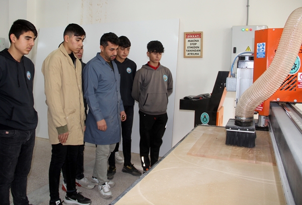 Foto - Geliri dudak uçuklattı... Okul değil sanki fabrika