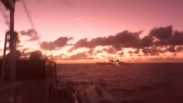 Foto - 'Gemiden lazer ışınıyla saldırı düzenlendi' iddiası! Bölgede gerilim: Mürettebatı geçici olarak kör ettiler