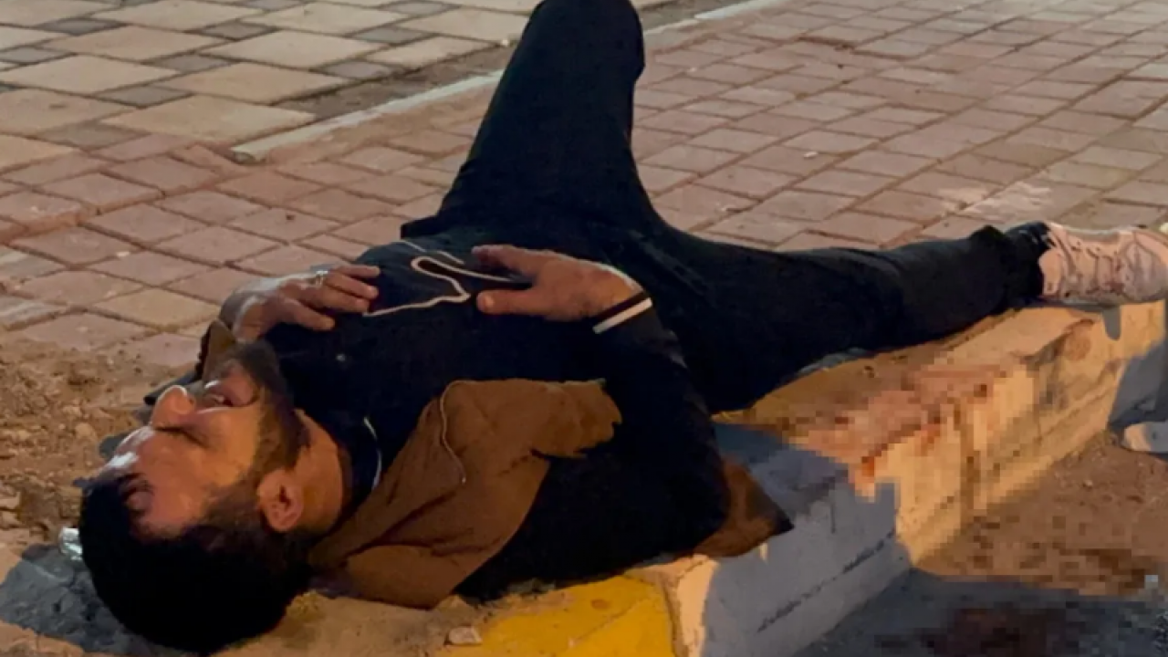 Genç adam sokakta yürürken bıçaklandı! Nedeni pes dedirtti!