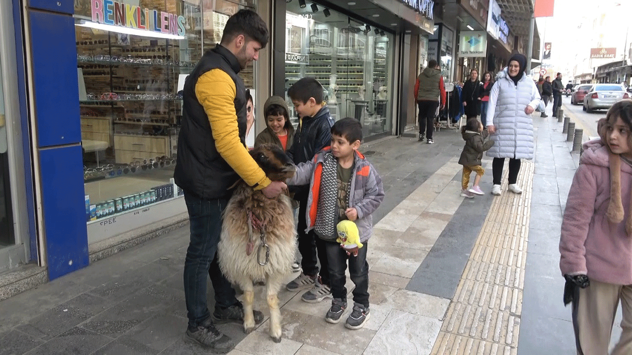 Foto - Genç adam ve en yakın arkadaşı görenleri gülümsetti