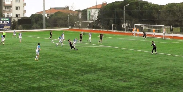 Foto - Genç futbolcu sahada bilincini kaybetti