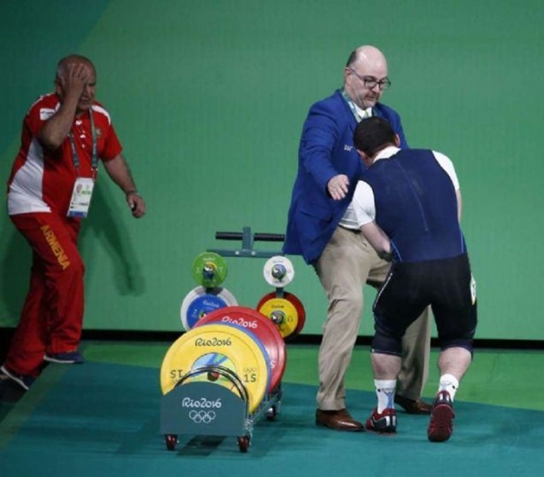 Foto - Genç haltercinin kolu ters döndü