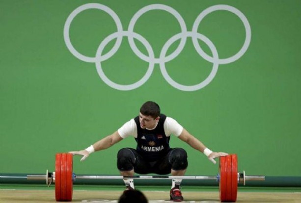  Genç haltercinin kolu ters döndü