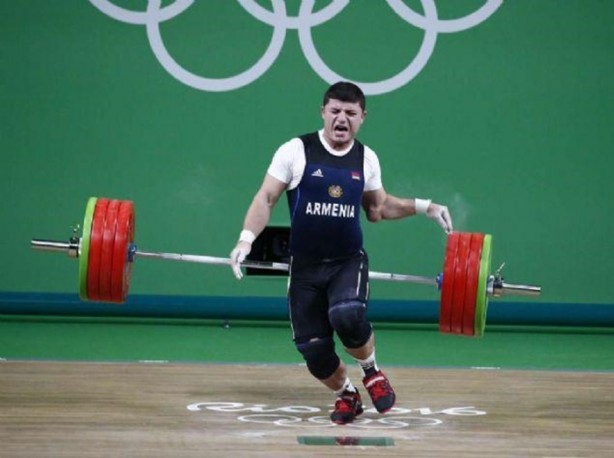 Foto - Genç haltercinin kolu ters döndü