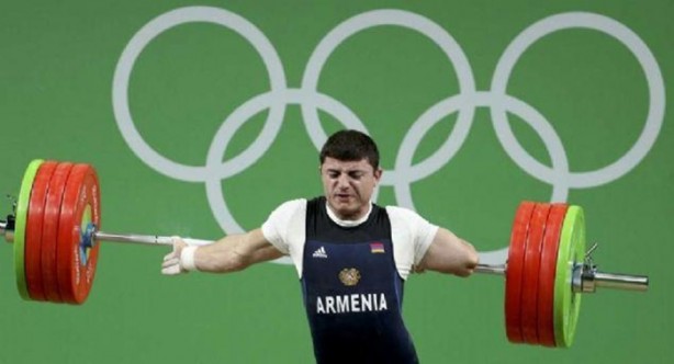 Foto - Genç haltercinin kolu ters döndü