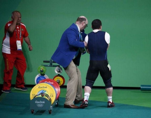 Foto - Genç haltercinin kolu ters döndü